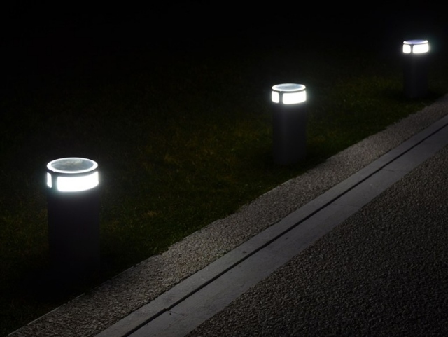 LED -solbelysning ALPHA från GEOLED belyser trädgårdsvägar