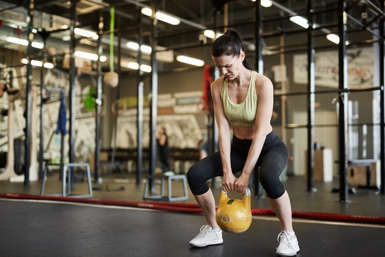 Viktträningsfördelar för kvinnor som tränar ömma muskler i alla fall