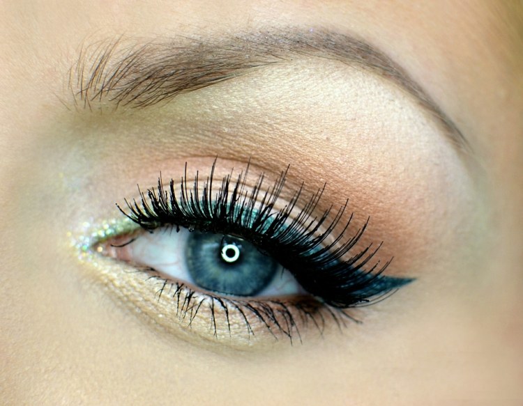 färgglada eleganta ögonmakeup guld ljusblå konstgjorda ögonfransar