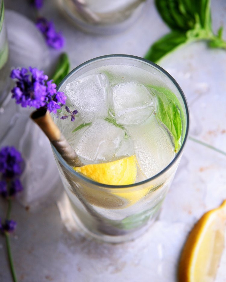 förbereder alkoholhaltiga drycker sommarcocktail lavendel gin fizz