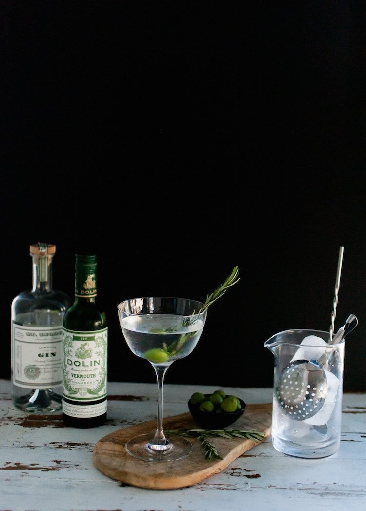 rosmarin martini rökt oliver sommar cocktail förberedelse