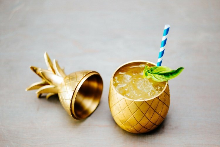 sommar cocktails recept trädgård örter ananas basilika cocktailglas