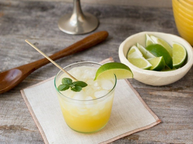 ananas färsk basilika sommarcocktail uppfriskande aromatisk