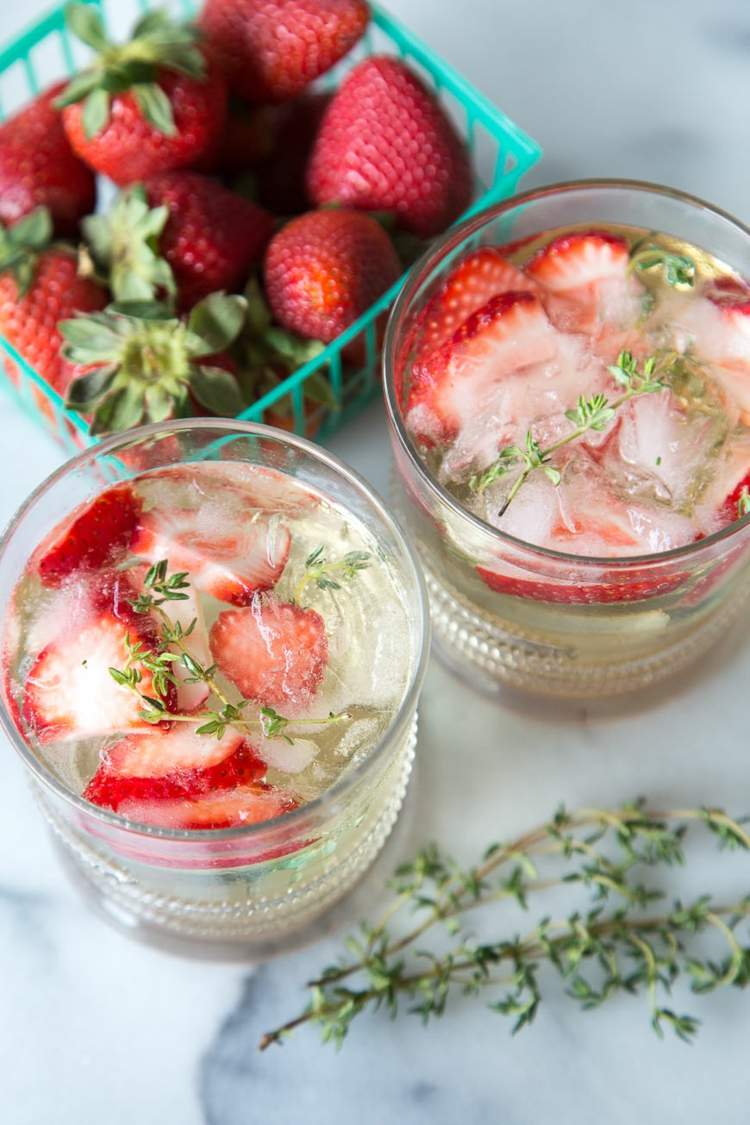 timjan ört sommar cocktail recept jordgubbar