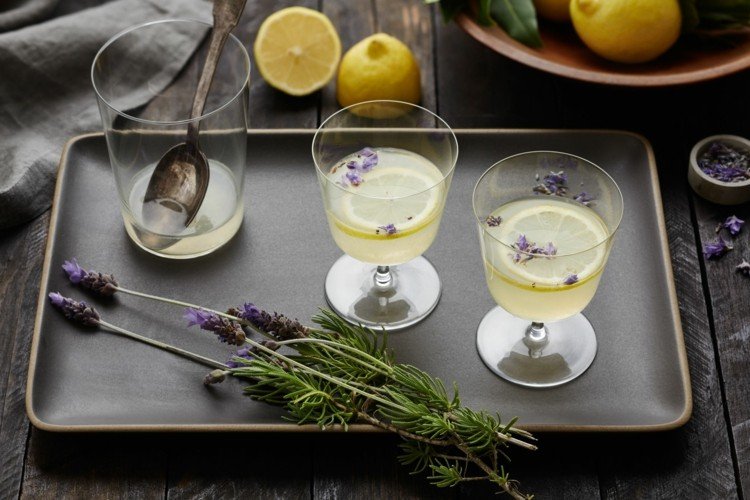 sommar cocktail lavendel recept färska örter garnering