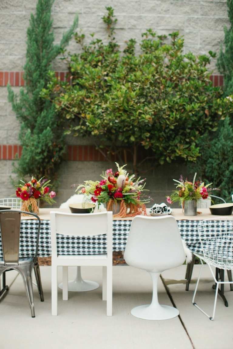 sommardekoration för din trädgårdsfest bordsdekoration blomsterarrangemang rutig bordsduk