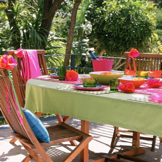 sommardekoration för din trädgårdsfest tropisk atmosfär lila porslin