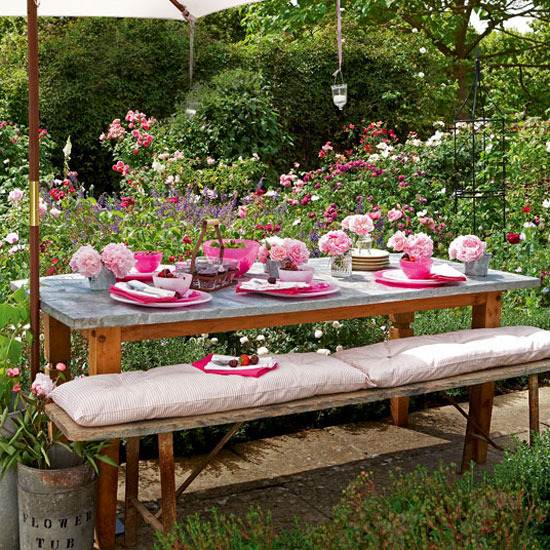 sommardekoration för ditt trädgårdsfest träbord sten tallrik rosa rätter