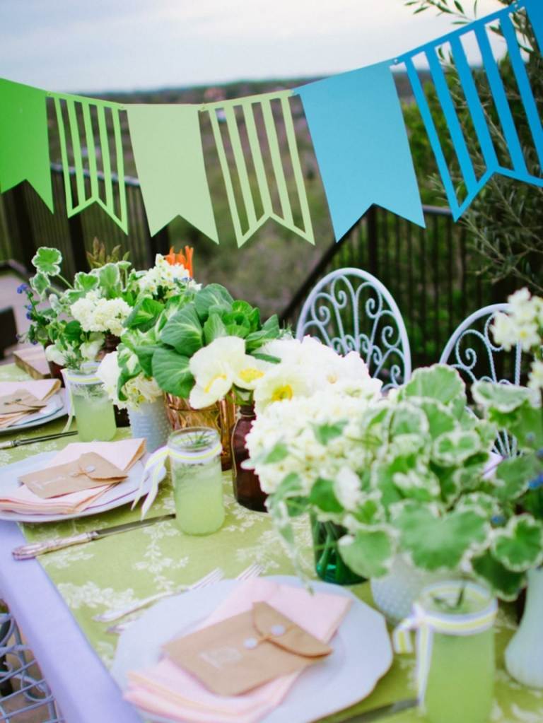 sommardekoration för din trädgårdsfest krans blågröna växter