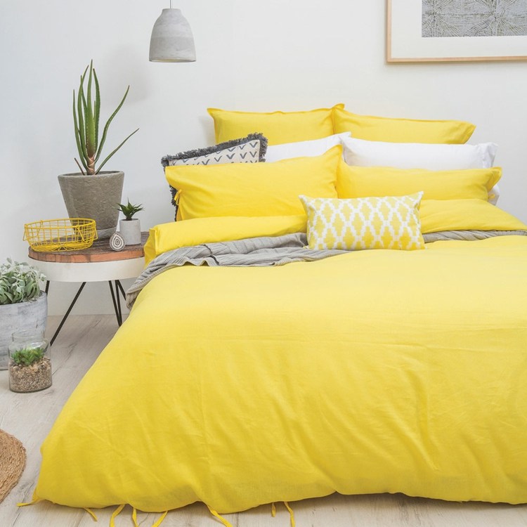 sommar deco sängkläder sovrum gul uppsättning sidobord växt