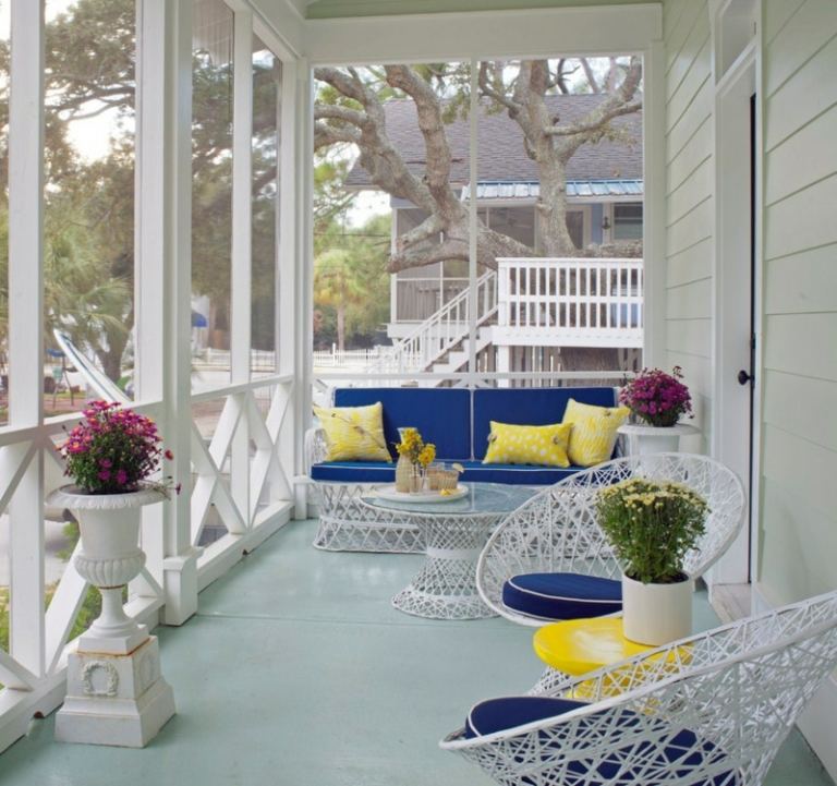 sommar deco veranda idé vita möbler klädsel blå kuddar gul