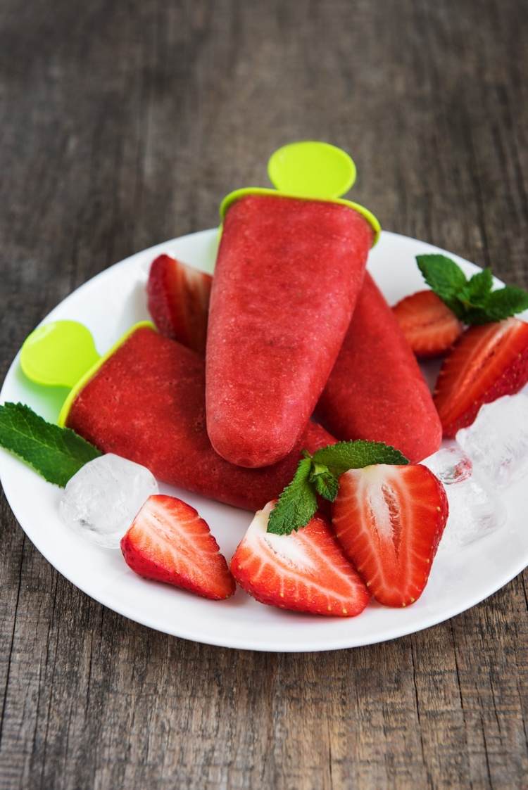 Gör sommar desserter själv utan att baka glass med jordgubbar