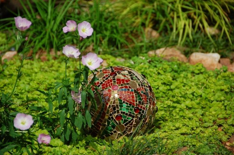Sommar DIY dekoration idéer mosaik boll trädgård dekoration