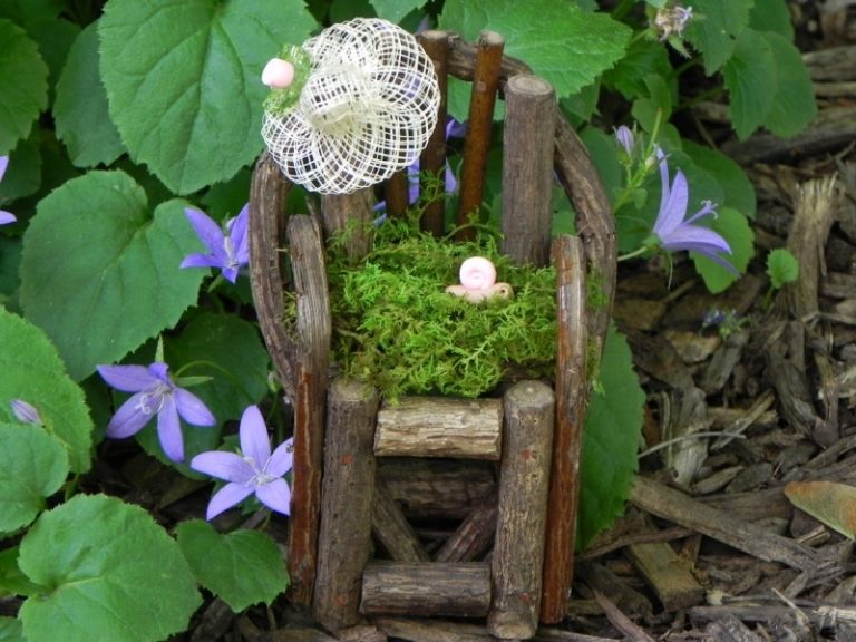 Sommar-DIY-dekoration-idéer-älvor-mini-trädgård-stol-trädgrenar