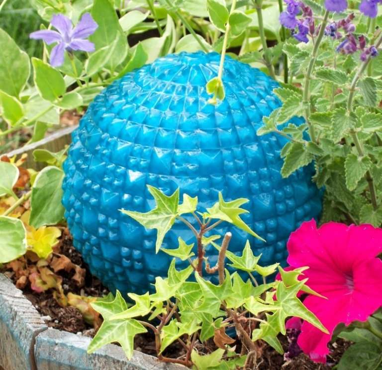 Sommar-DIY-dekoration-idéer-trädgård-bollar-blå-färger