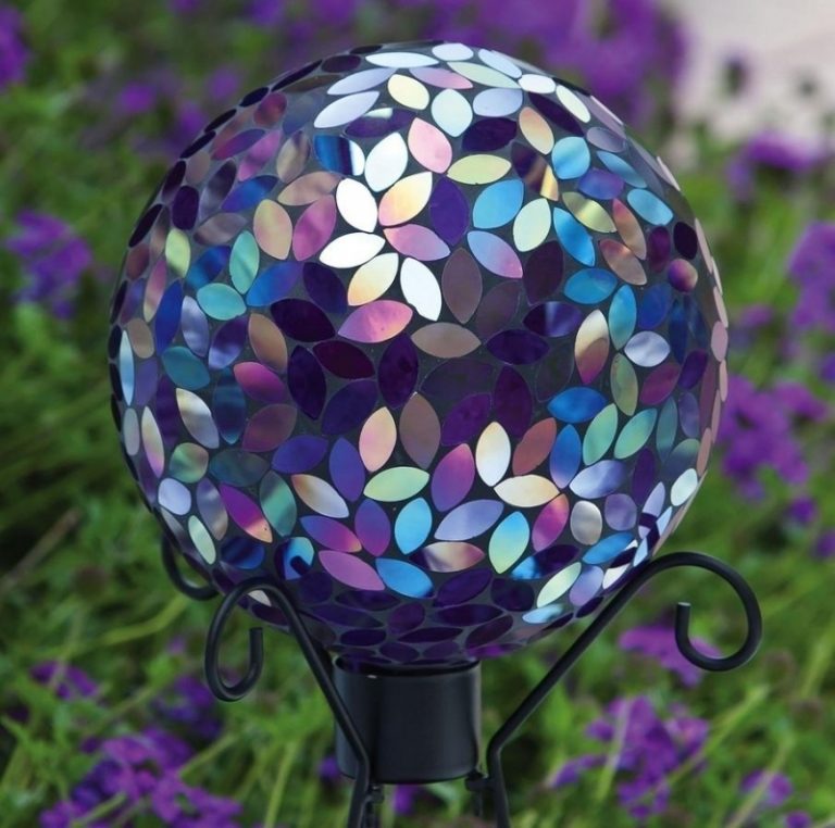 Sommar-DIY-dekoration-idéer-trädgård-boll-mosaik-tinker