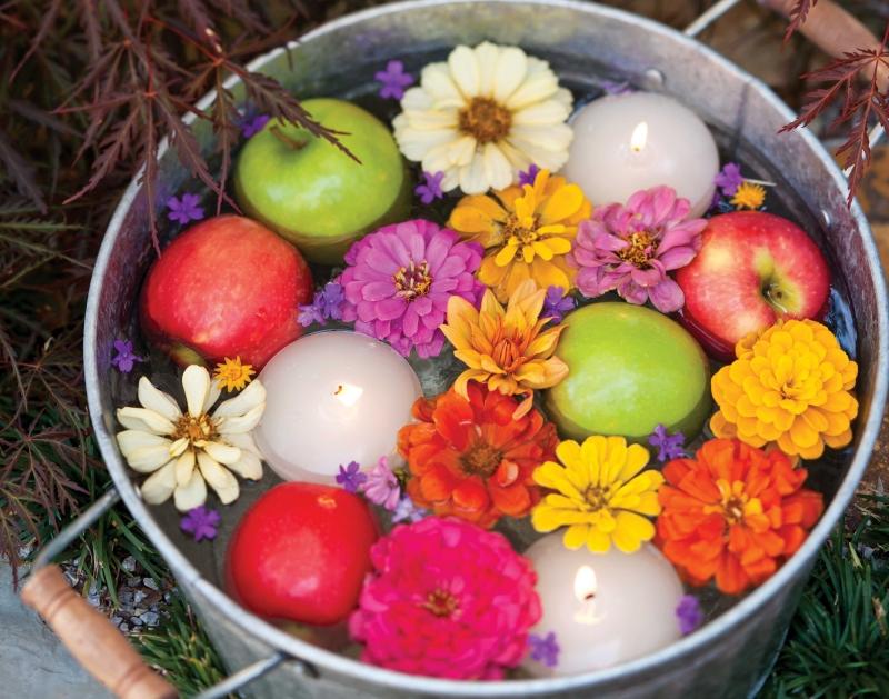 Sommar-DIY-dekoration-idéer-flytande ljus-blommor-äpplen-behållare