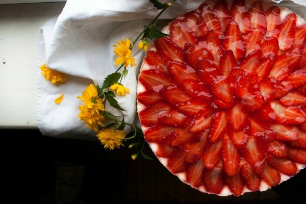yoghurt grädde tårta jordgubbar baka glasyr efterrätt