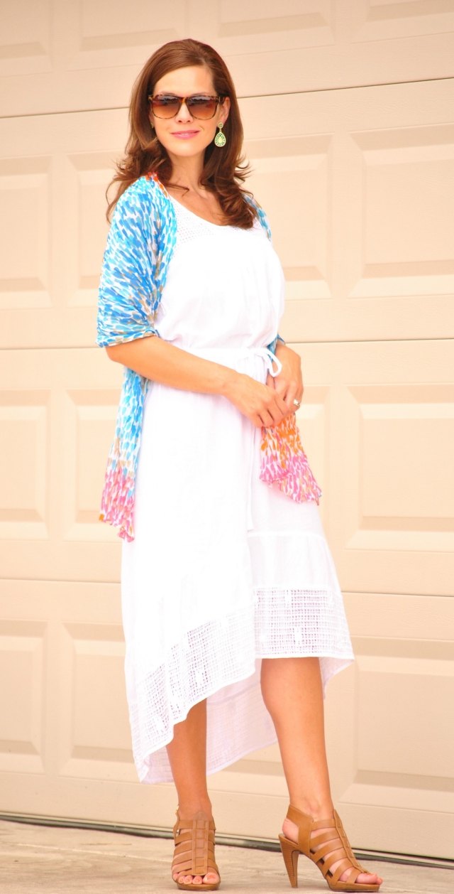 Vit-klänning-och-färgglad-halsduk-kombinera-sommar-mode-2014