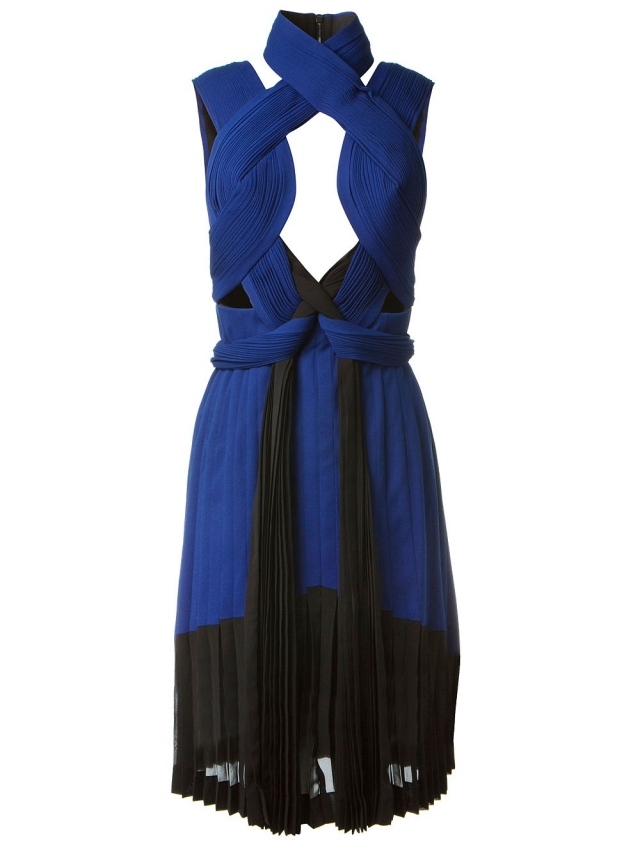 blå-kväll-klänning-Dion-Lee-halterneck-decoletté-spets-plisséer