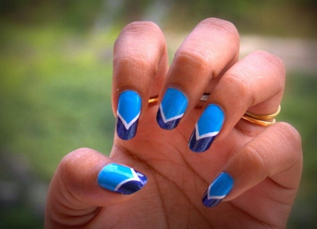 fransk-manikyr-blå-nyanser-vit-kant-med-vinkel-sommar-naglar