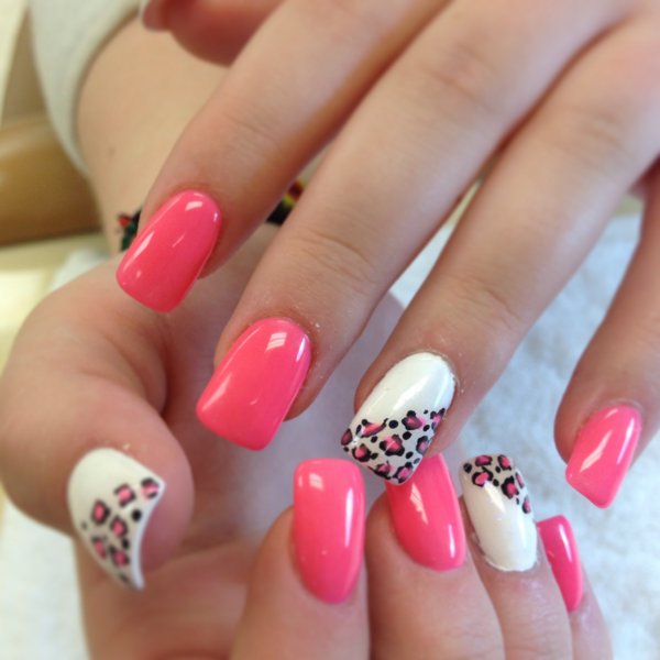 nagelkonst-för-sommaren-rosa-naglar-djur-motiv-diy