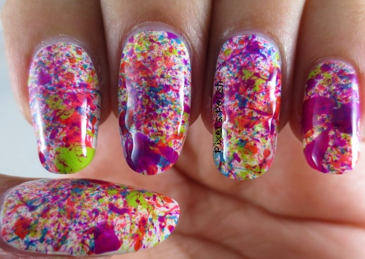 sommar-nagel-design-färgglada-färger-klossar-vit-bas-nagellack