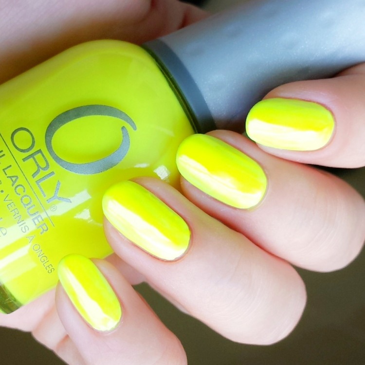 sommar-nagel-design-nagellack-neon-gul-ljus-färg-attraktiv