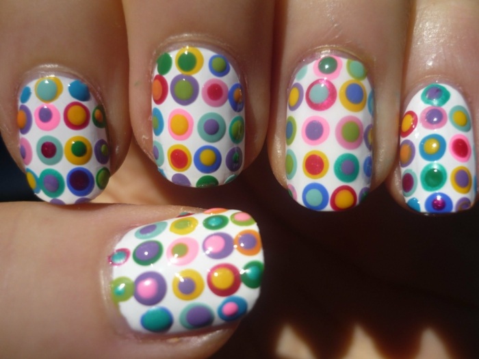 retro look prickar nageldesign färgrik form vit underjordisk