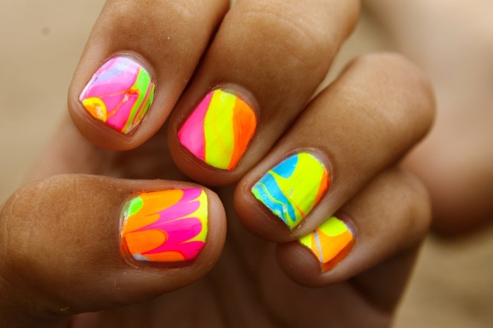 neonfärger bländande ljusa nageldesign sommarlook nagellack färgglada