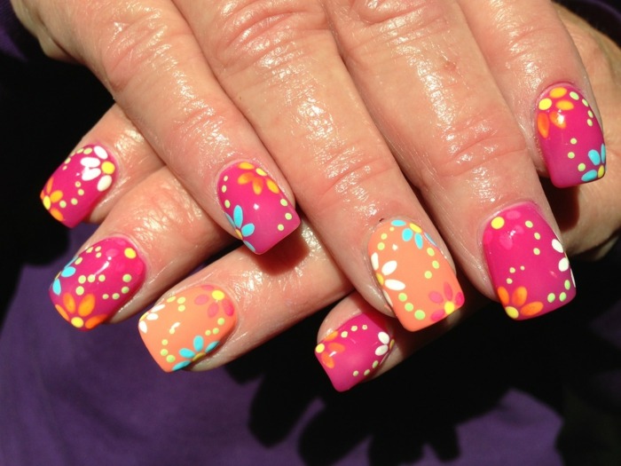 tropiska färger blommor design sommar look prickar