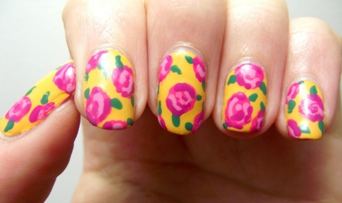 rosor nageldesign rosa gula motiv blommor sommar
