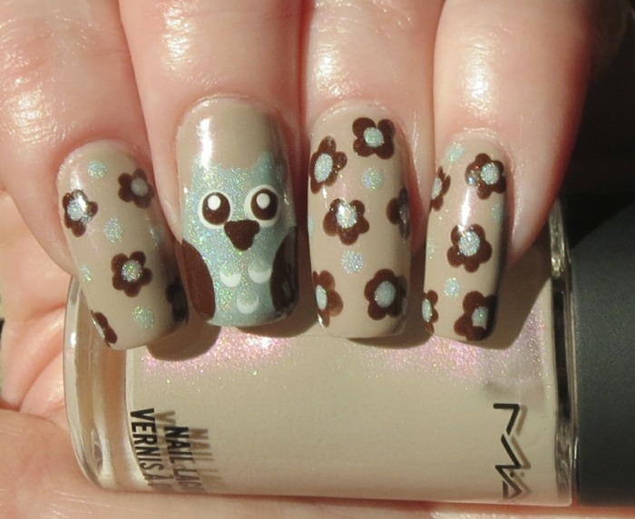 rolig nagelkonst sommaridé uggla blommor naturliga färger beige brun