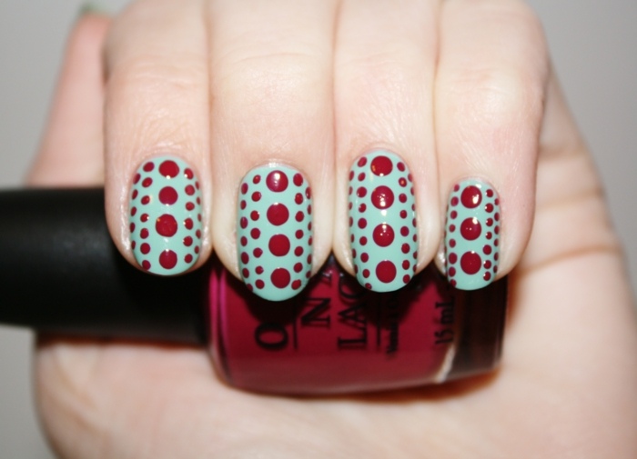sommar nageldesign prickar liten stor bordeaux ljusblå