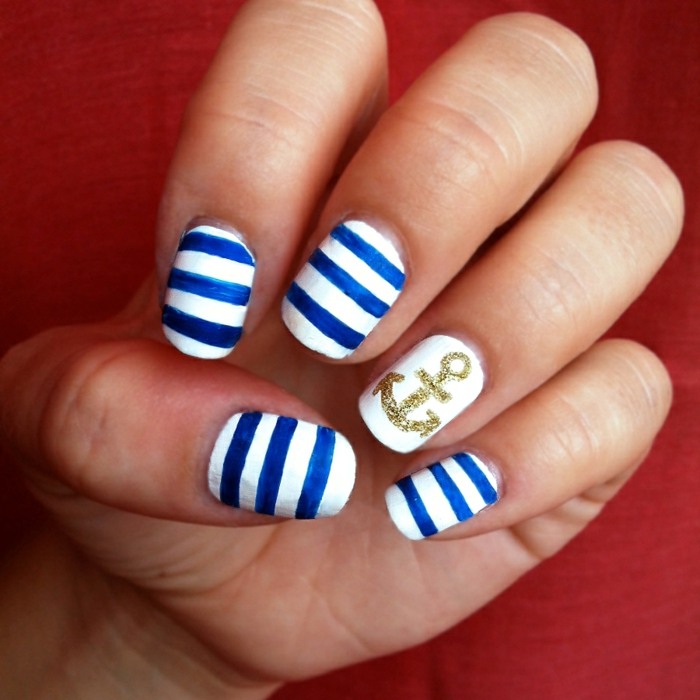 sommar nageldesign maritima blå vita ränder ankare guld