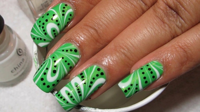nageldesign retro look frukt kiwi grön vit prickar svart