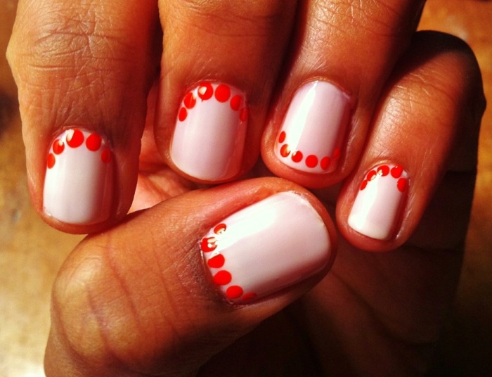 enkel sommar nageldesign prickar orange rosé nagellack