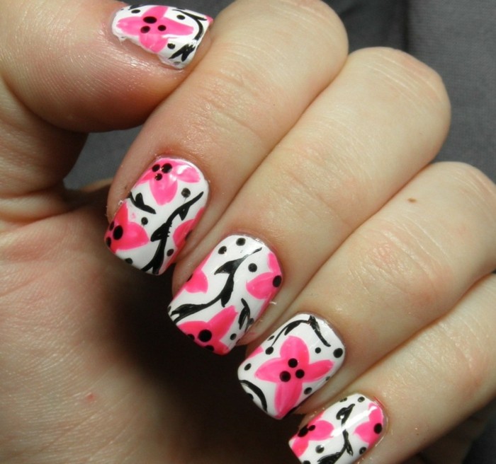 rosa nageldesign blommor motiv grenar svart sommaridé