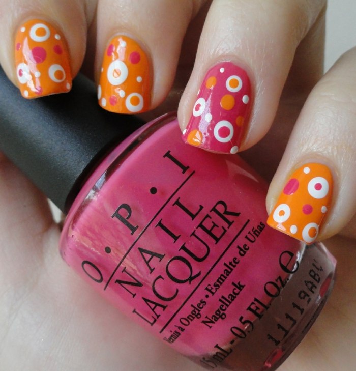 mönster retrostil nagellack sommar nagelkonst rosa orange vit