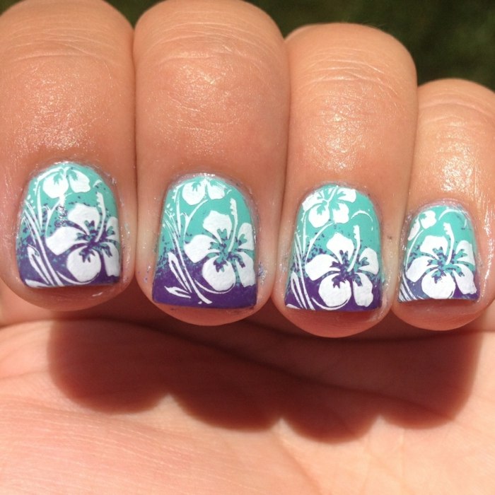 tropiska blommor lila turkosa färger sommar nageldesign vit