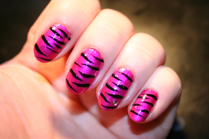 djurmotiv tiger rosa svarta ränder sommar nageldesign