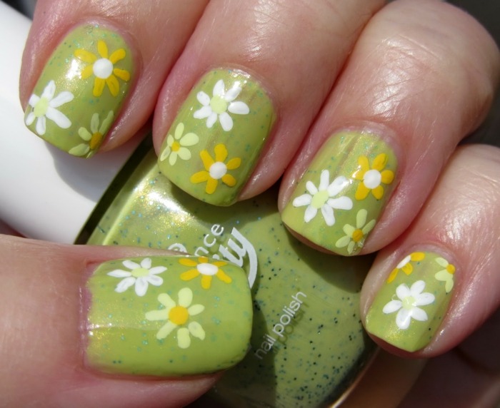 grön design sommarblommor naglar blommor gult vitt nagellack