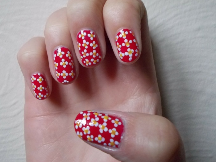 blommor sommar nageldesign röd vit orange outfit