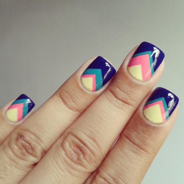 skönhetsidé sommar nageldesign geometrisk mörkblå gul turkosrosa