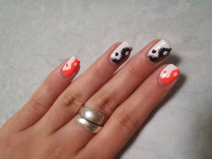 yin yang nageldesign svart vit orange neon