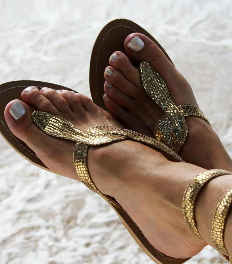sommar outfit idéer guld sandaler paljetter beach