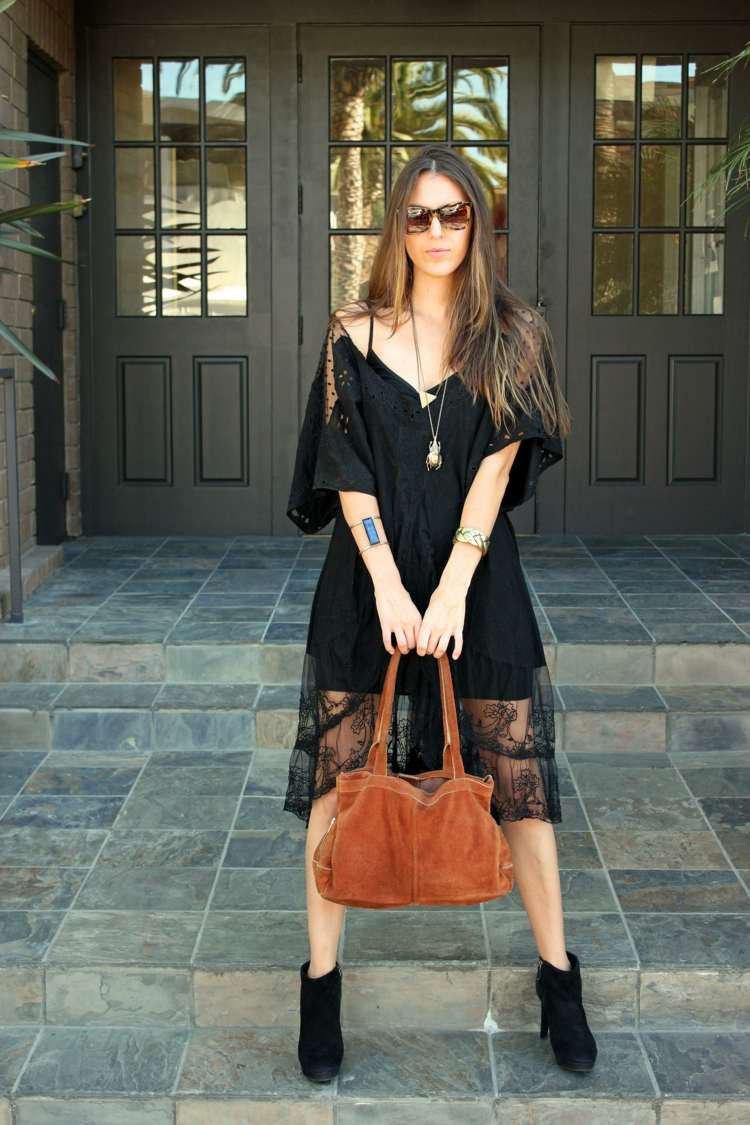 sommar outfit idéer svart spets tunika klänning handväska brun