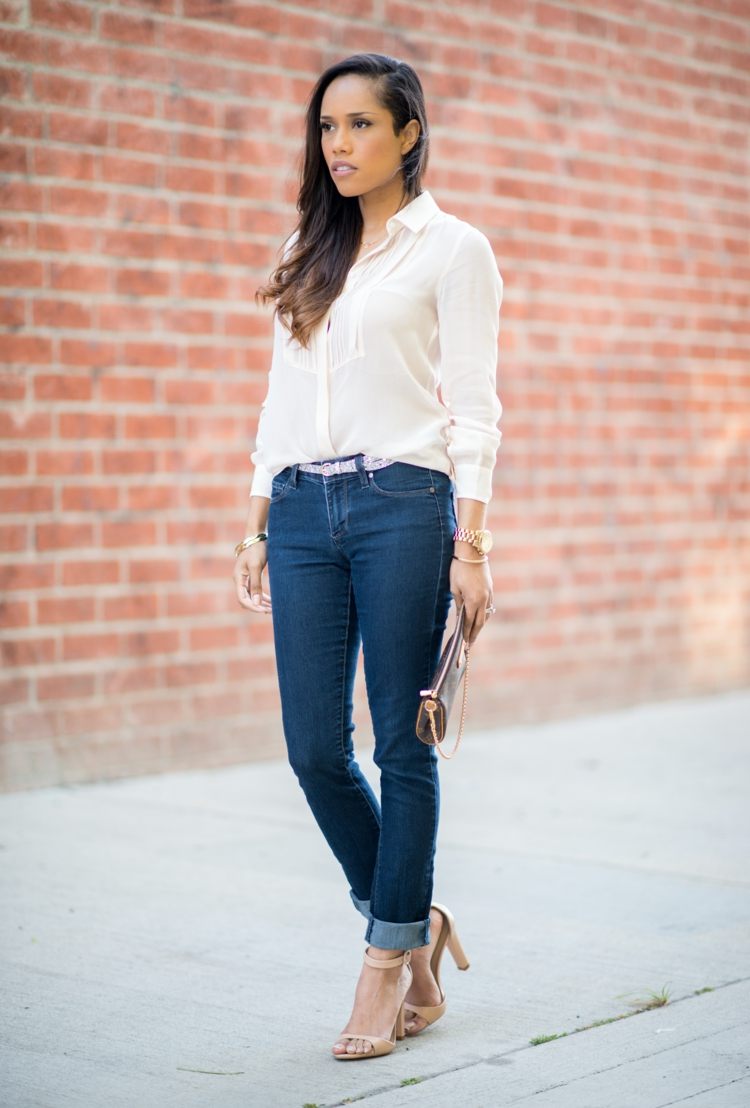 outfit damer blus silke vita jeans mörka skor eleganta