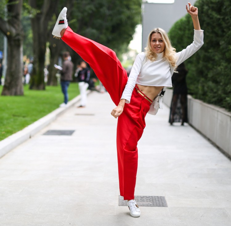 sommarkläder kvinnor -hot-trender-stil-tips-sneaker-byxor-röd