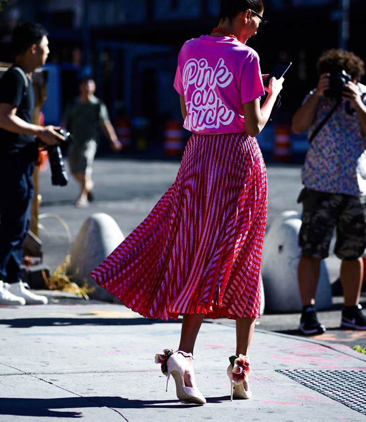sommar-outfits-kvinnor-het-trender-stil-tips-rosa-t-shirt-slogan
